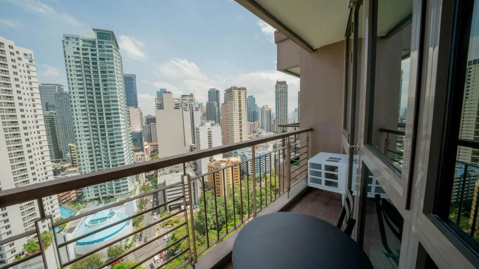 Kl Tower Makati Apartments By Ph Staycation Manila