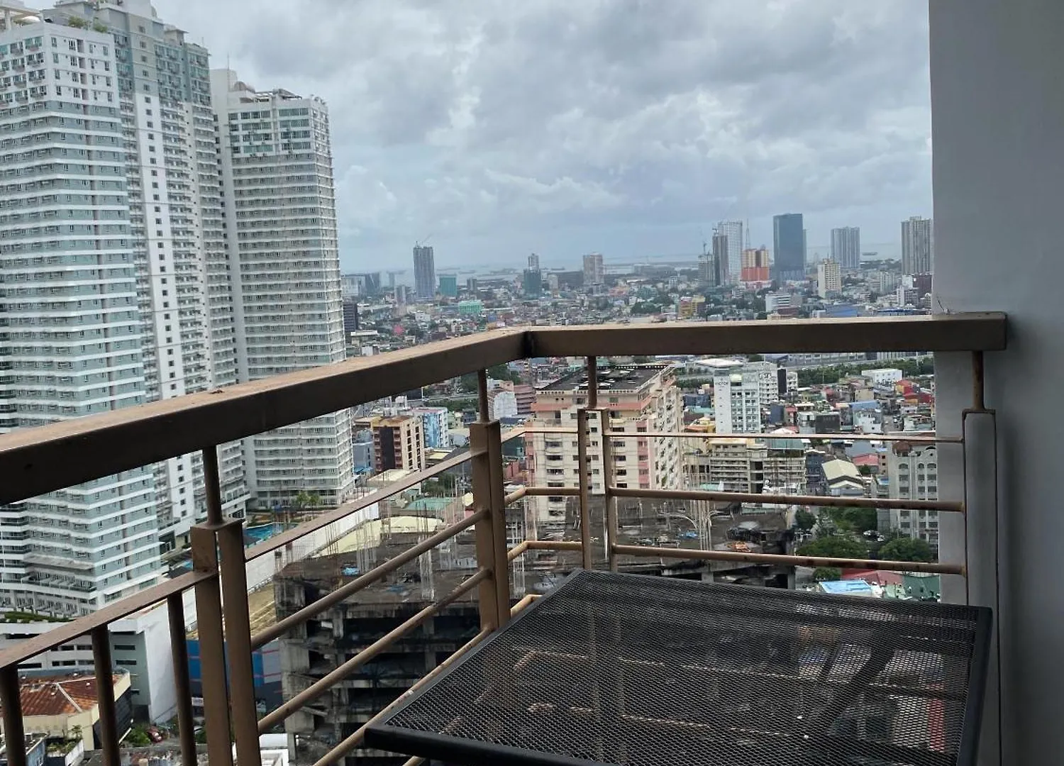 Kl Tower Makati Apartments By Ph Staycation Manila